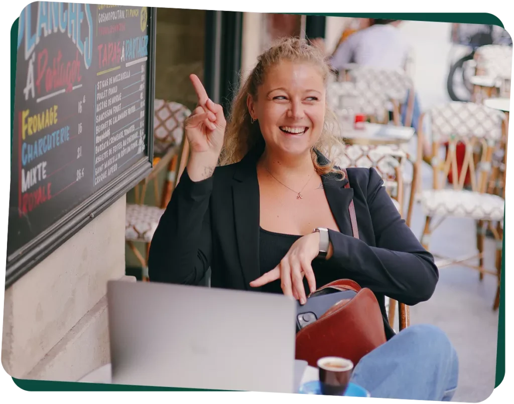 Photo de Pauline, fondatrice de l'agence HKM, attablée dehors devant son ordinateur, qui joue le fait d'avoir une idée